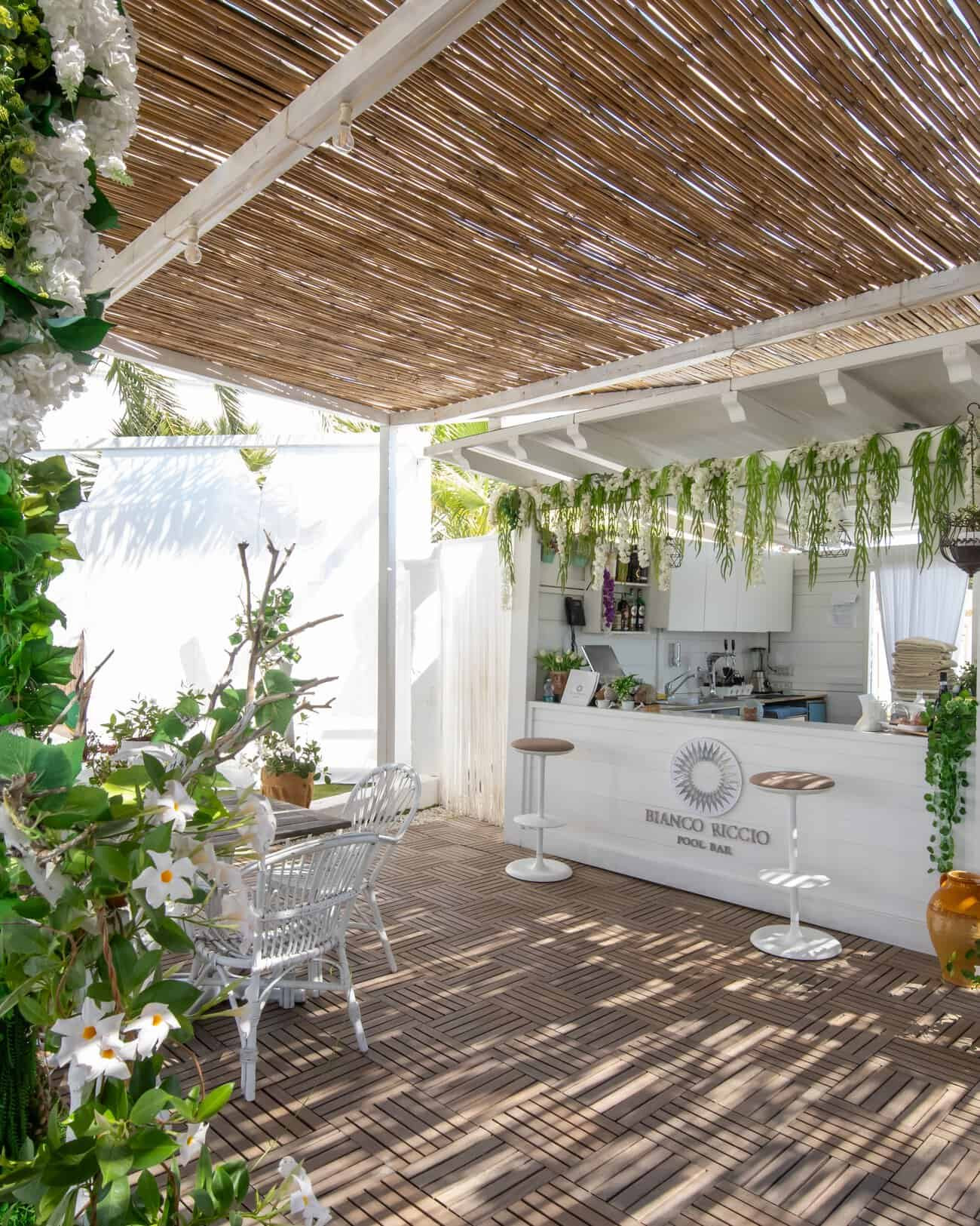 Pool bar with lounges and chairs decorated with plants in Puglia at the hotel Bianco Riccio Suite Hotel